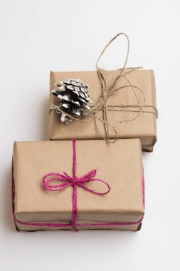 geri dönüşümlü kağıt şerit yay ile sarılmış hediye kutusu