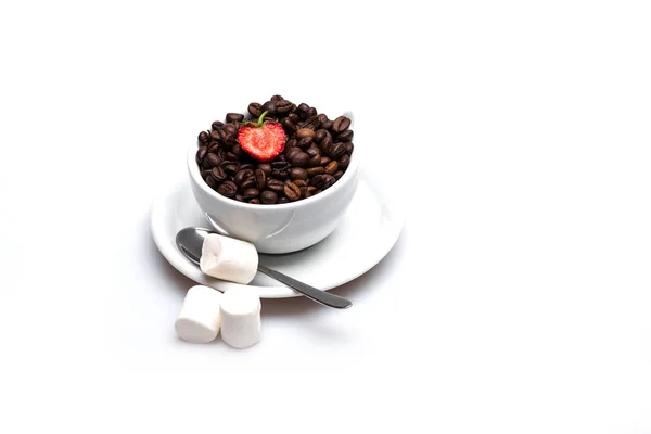 Granos de café, fresas y malvaviscos — Foto de Stock