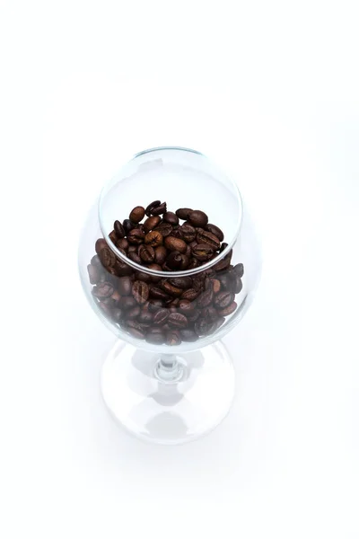 Koffiebonen binnen wijnglas — Stockfoto