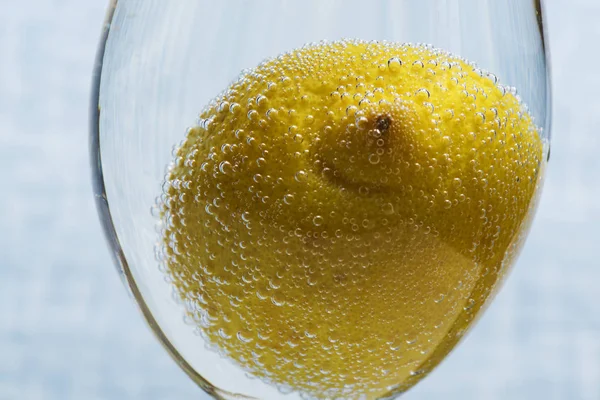 Citron i glas med vatten — Stockfoto