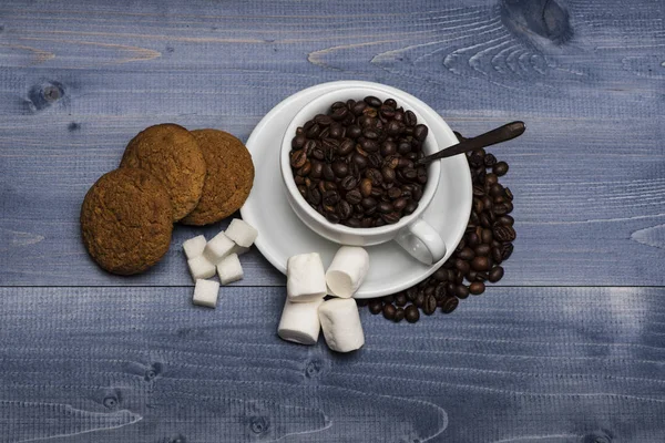 Coffee beans, marshmallows and oatcake — Stock Photo, Image