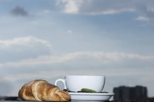Tasse Kaffee oder Tee mit Croissant — Stockfoto