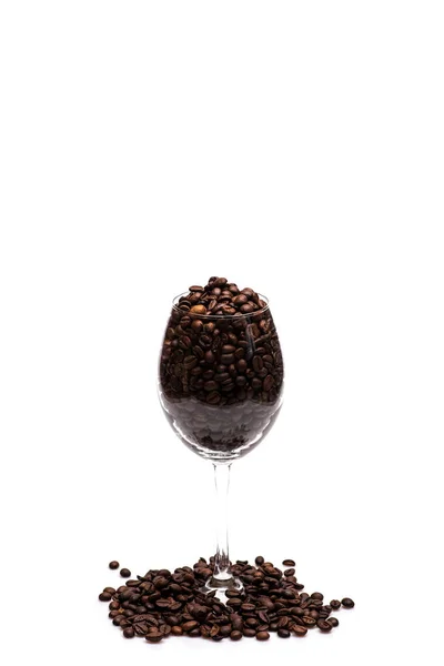 Kaffebönor inuti glas vin — Stockfoto