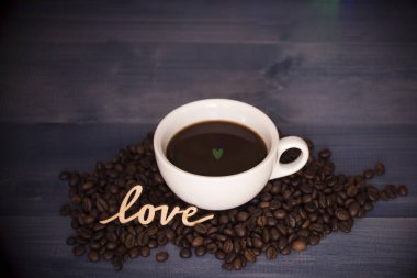 Fincan kahve ve kahve çekirdekleri ile aşk sembolü