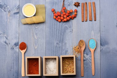 Antika arka plan üzerinde yemek pişirmek için malzemeler