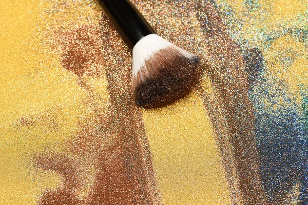 Kosmetik Pinsel auf goldenem Hintergrund — Stockfoto