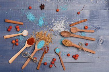 Antika arka plan üzerinde yemek pişirmek için malzemeler