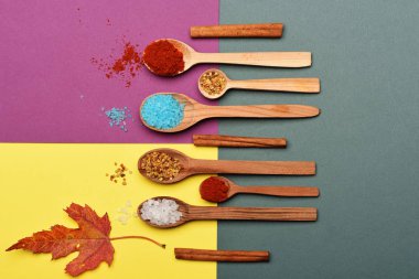 Renkli arka plan üzerinde yemek pişirmek için maddeler kümesi