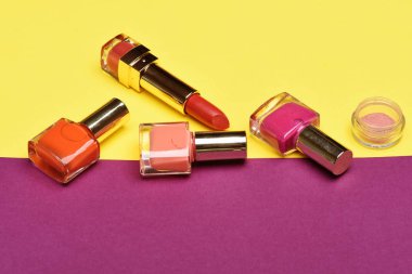 Oje ve ruj ile şişe