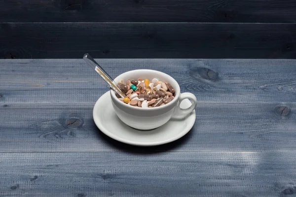 Medizinische Kapseln und Tabletten in der Kaffeetasse — Stockfoto