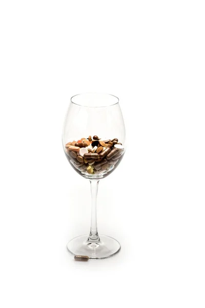 Cápsulas e comprimidos médicos dentro do copo de vinho — Fotografia de Stock