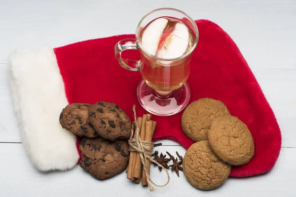 Verre de délicieux glintwein ou vin chaud chaud chaud chaud — Photo