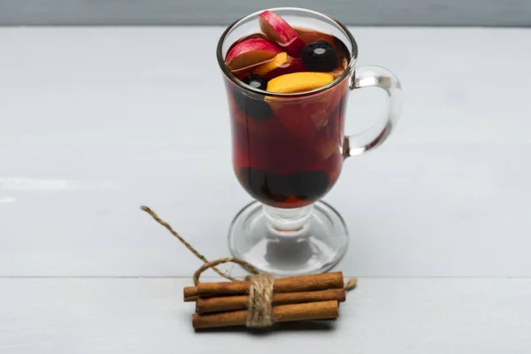 Copa de delicioso glintwein o vino caliente caliente caliente caliente caliente —  Fotos de Stock