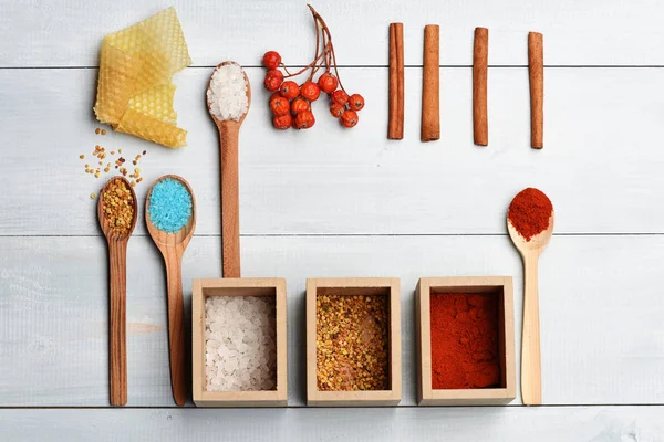 Набор ингредиентов для приготовления пищи на винтажном фоне — стоковое фото