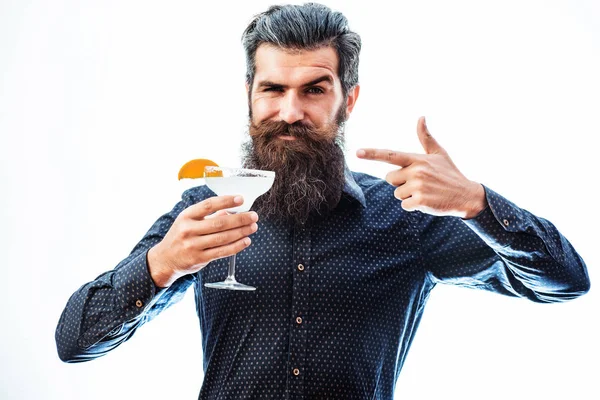 Hombre barbudo con bebida alcohólica — Foto de Stock