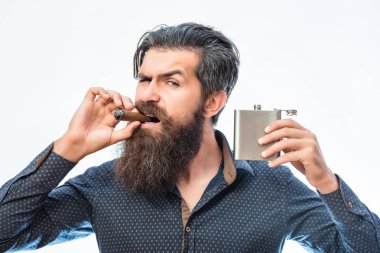 sakallı adam alkollü içecek ile