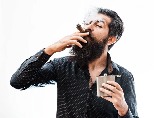 Homme barbu avec boisson alcoolisée — Photo