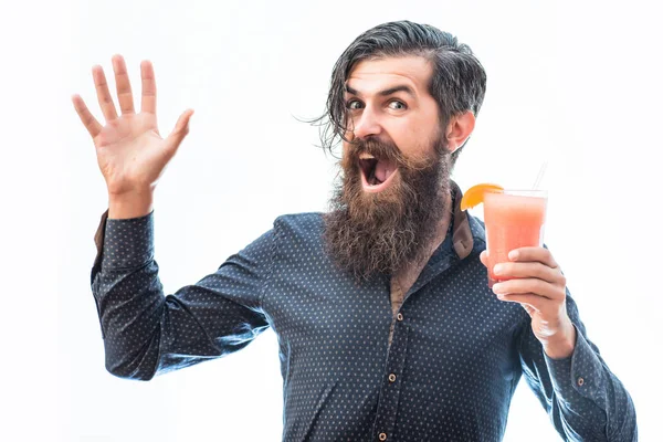 Barbudo hombre con cóctel no alcohólico —  Fotos de Stock