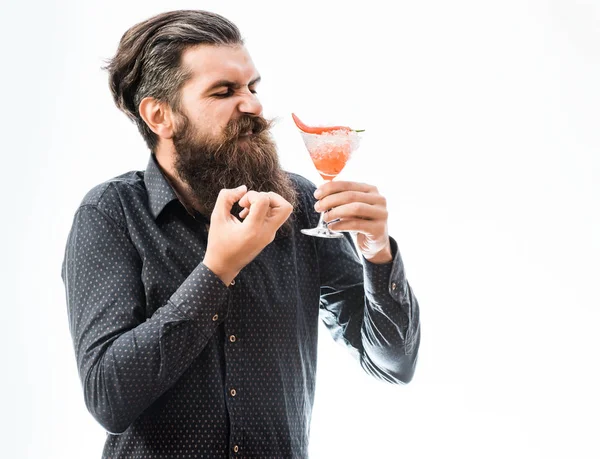 Bebaarde man met alcoholische cocktail — Stockfoto