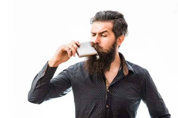 Бородатый мужчина с металлической колбой — стоковое фото
