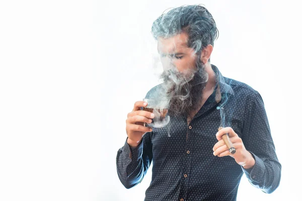 Homme avec cigare et whisky — Photo