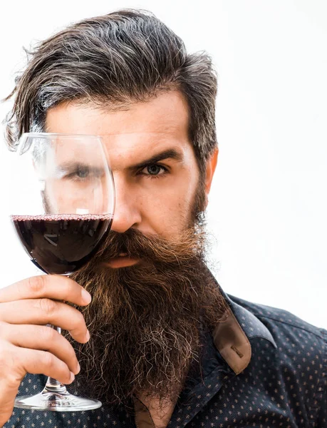 sakallı adam şarapla