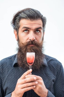 sakallı adam alkollü kokteyl ile