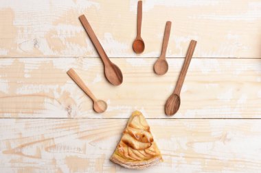 Elmalı turta vintage ahşap zemin üzerine dilim