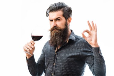 sakallı adam şarapla