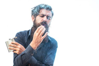 sakallı adam alkollü içecek ile