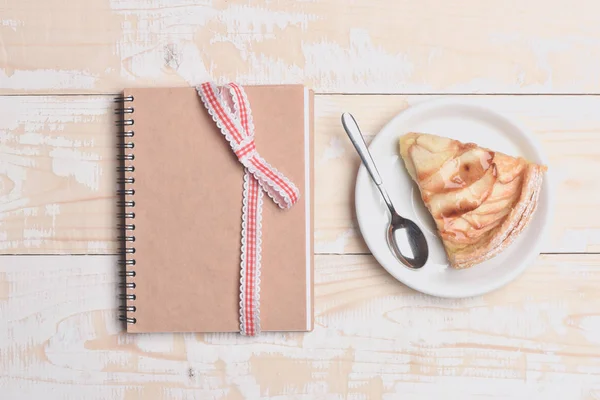 Rebanada de pastel de manzana sobre fondo de madera vintage — Foto de Stock