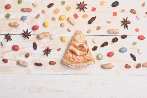 Rebanada de pastel de manzana sobre fondo de madera vintage — Foto de Stock