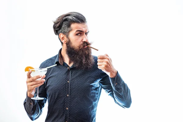 Sakallı adam alkollü içecek ile — Stok fotoğraf