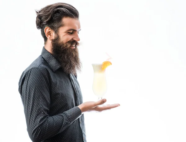 Sakallı adam noalcoholic kokteyl ile — Stok fotoğraf