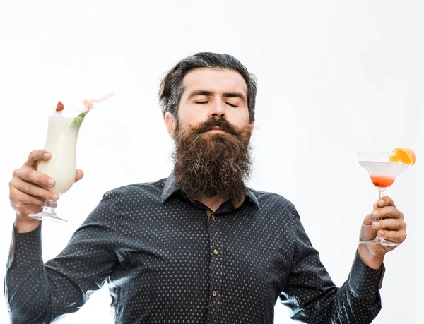 Bebaarde man met cocktails — Stockfoto