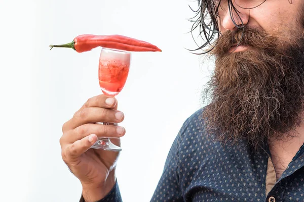 Barbudo hombre con cóctel alcohólico —  Fotos de Stock