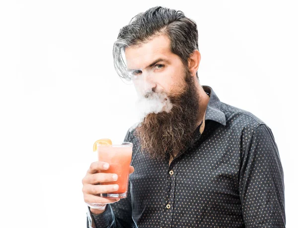 Barbudo hombre con cóctel no alcohólico —  Fotos de Stock