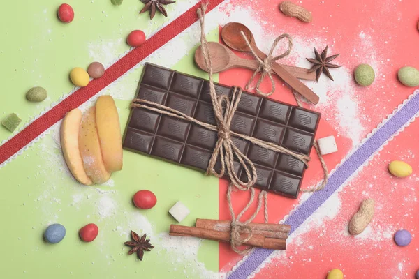 Dark chocolate bar on colorful background — Stock Photo, Image