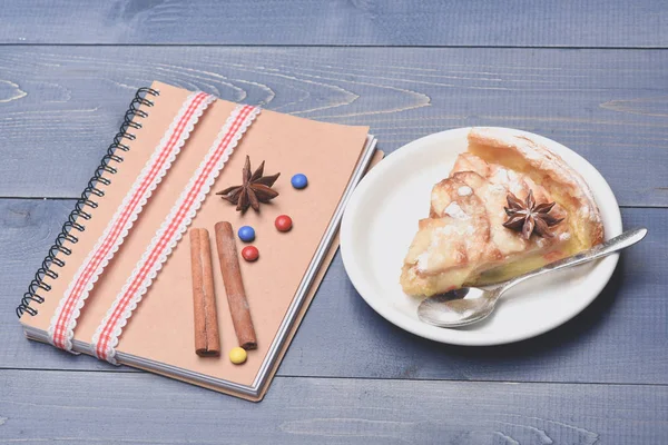 Rebanada de pastel de manzana y libro de recetas — Foto de Stock