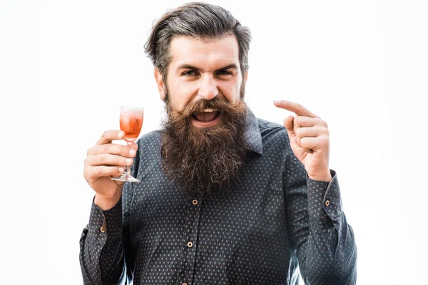 Γενειοφόρος άνδρας με αλκοολούχα κοκτέιλ — Φωτογραφία Αρχείου