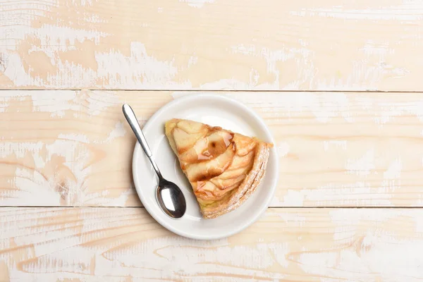 Fetta di torta di mele su sfondo di legno vintage — Foto Stock