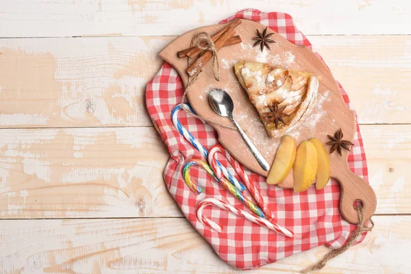 Rebanada de pastel de manzana sobre fondo de madera vintage — Foto de Stock