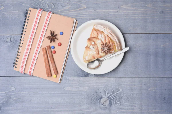Rebanada de pastel de manzana y libro de recetas — Foto de Stock