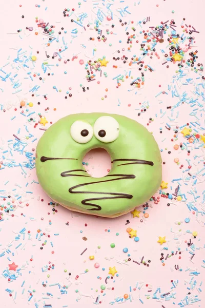 Grün lustig überrascht Donut auf rosa Hintergrund — Stockfoto