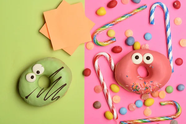 Donuts vidrados engraçados no fundo colorido — Fotografia de Stock
