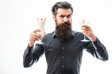 alkolsüz kokteyller ile sakallı adam