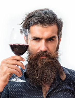 sakallı adam şarapla
