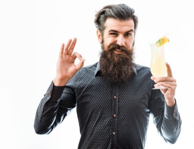 alkolsüz kokteyl ile sakallı adam