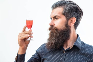 sakallı adam alkollü kokteyl ile