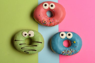 Renkli arka plan üzerinde komik sırlı çörek